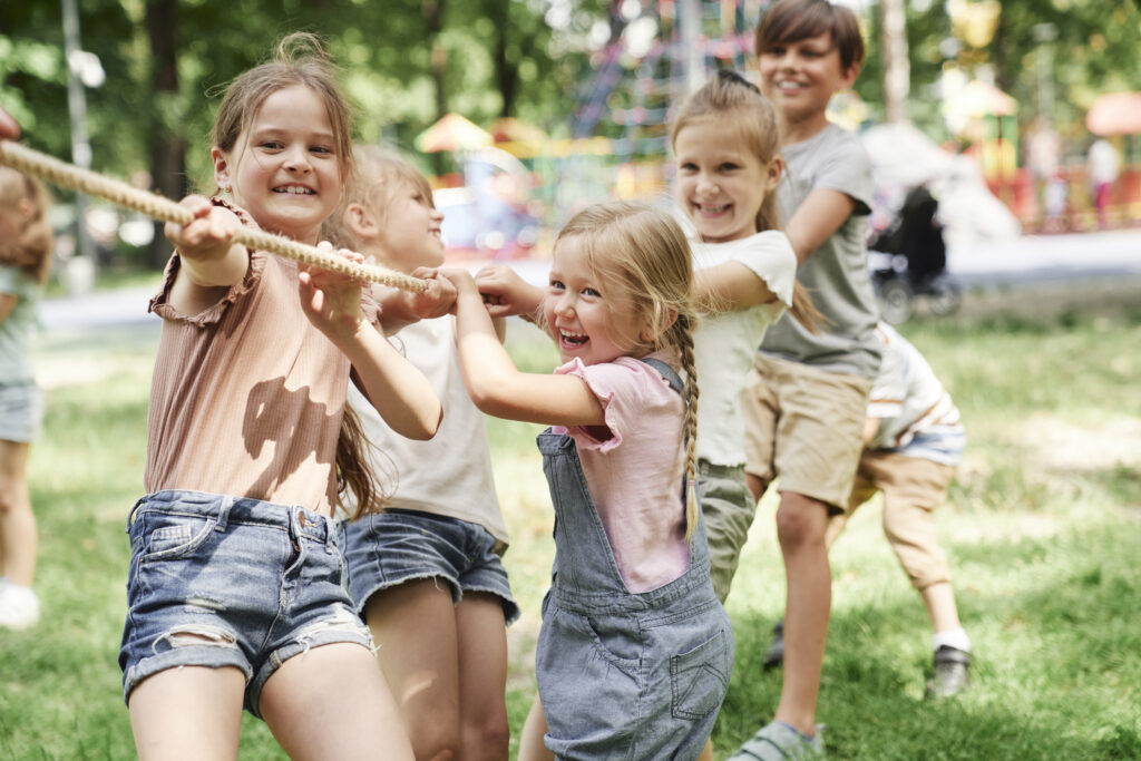 Kinder machen im Kindertreff des CVJM Rüggeberg Tauziehen