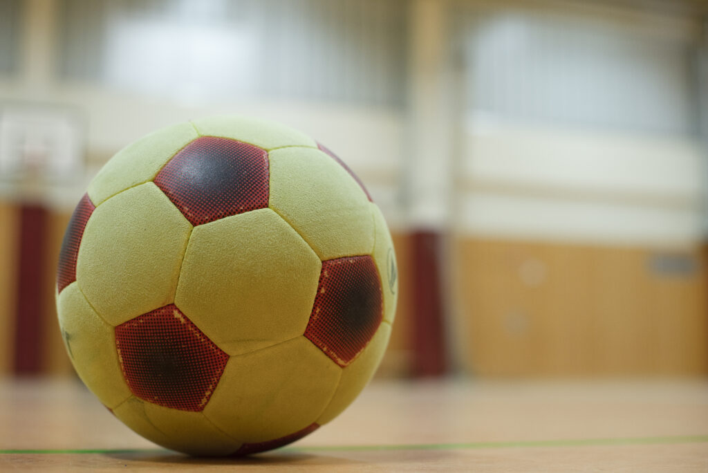 Fußball des CVJM Rüggeberg in einer Sporthalle