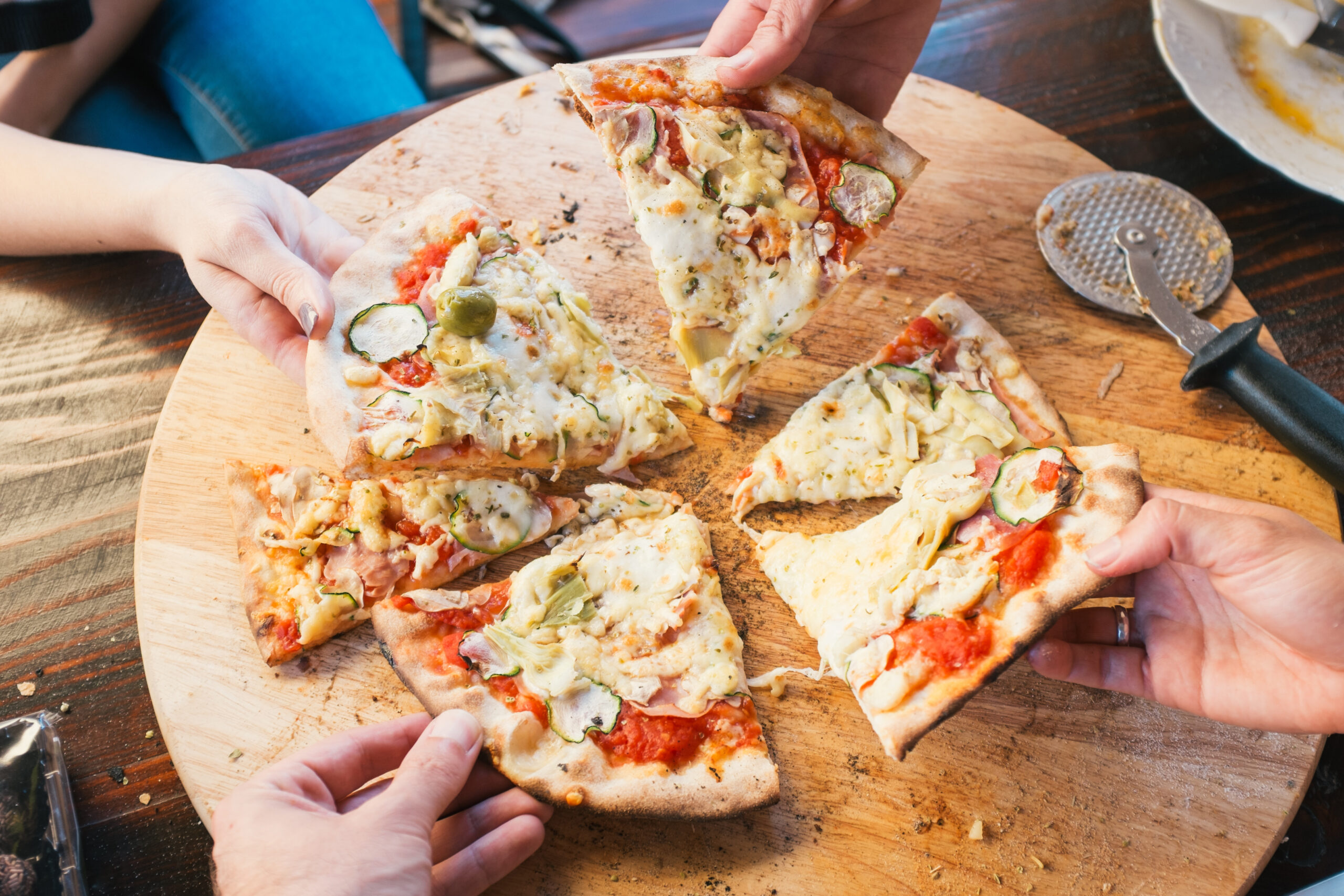 Mitarbeiter des CVJM Rüggeberg essen gemeinsam Pizza.