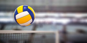 Ein Volleyball fliegt beim Spiel des CVJM Rüggebergs über das Volleyballnetz.