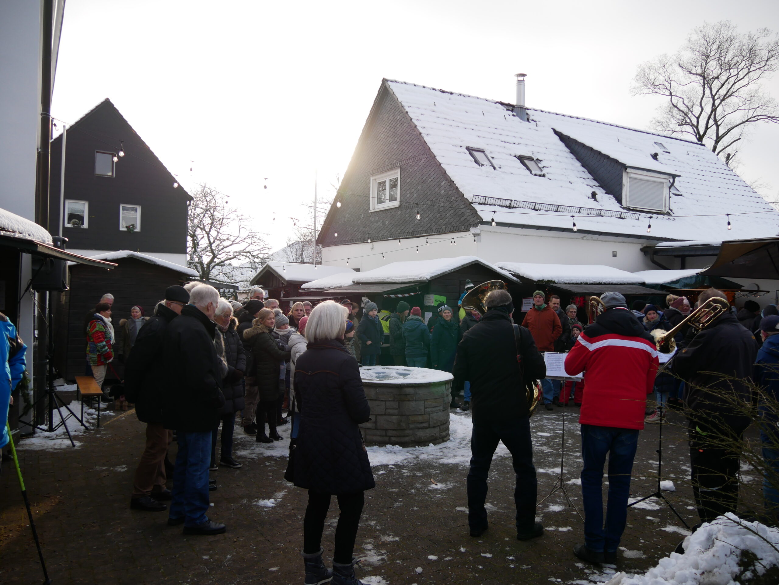 Ein Posaunenchor spielt auf dem Kirchplatz in Rüggeberg