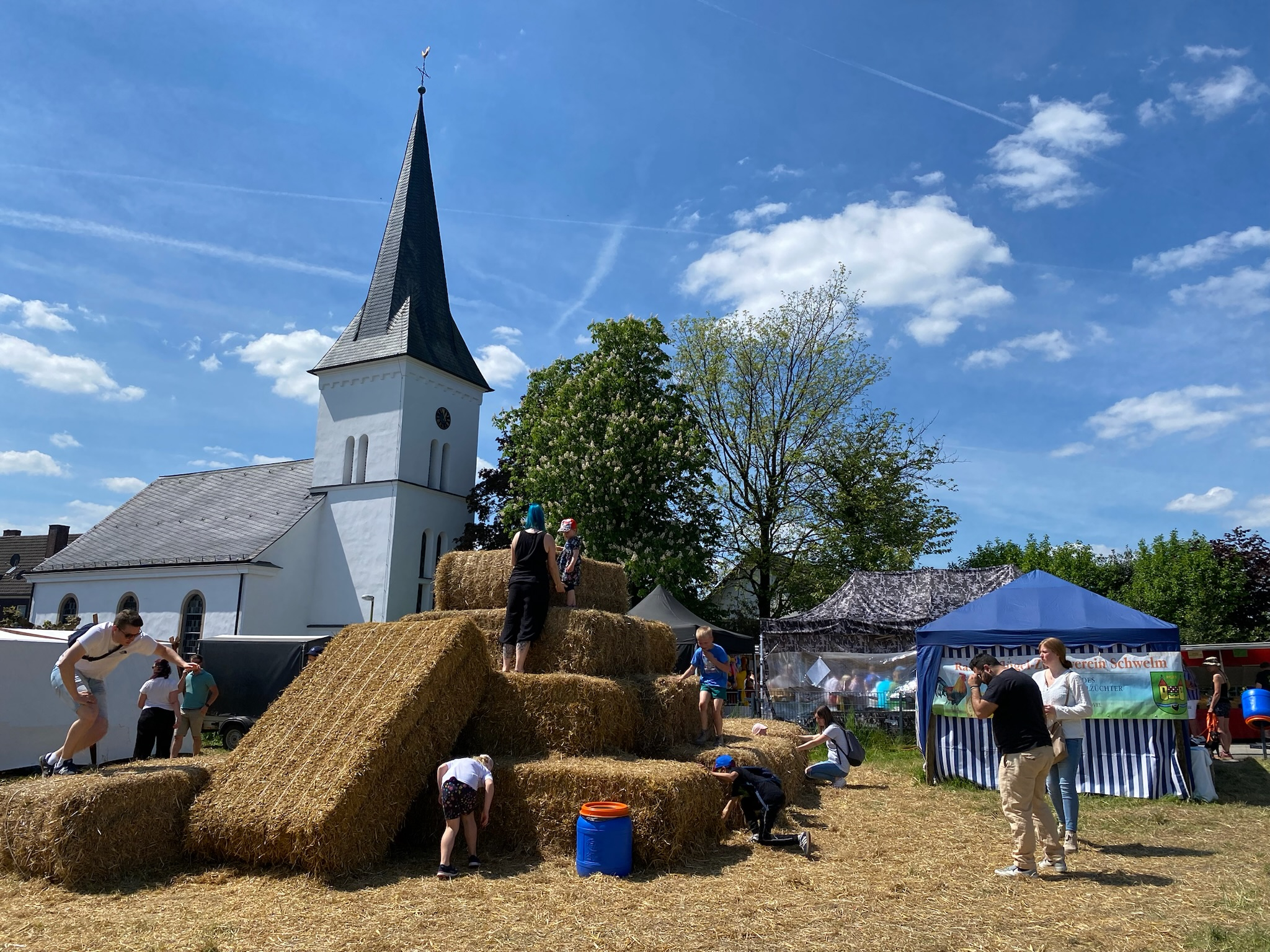 Spielende Kinder auf der Strohburg des Bauern- und Erlebnismarktes in Rüggeberg