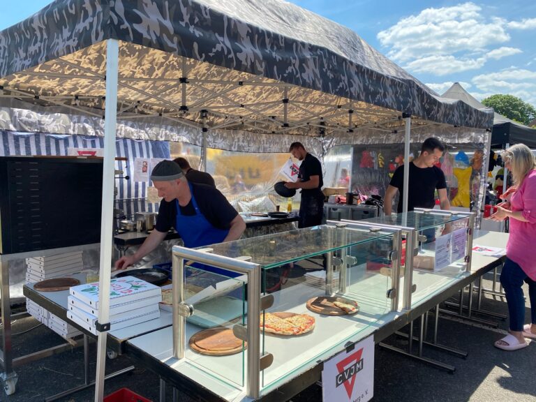 Mitglieder des CVJM Rüggeberg backen frische Pizza auf dem Bauern- und Erlebnismarkt.