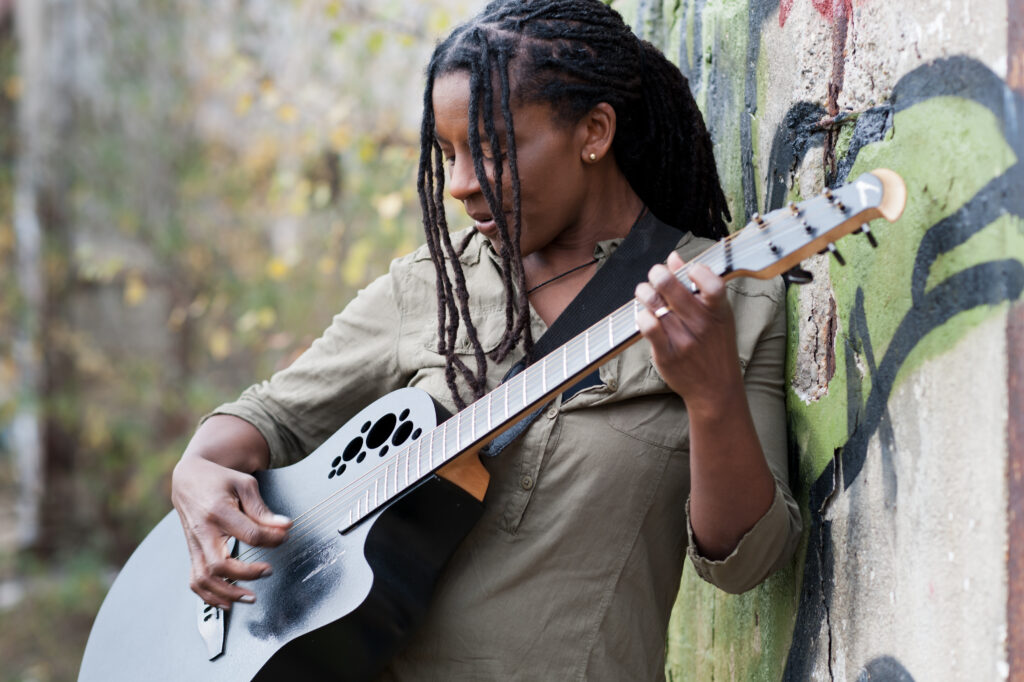 Judy Bailey mit Gitarre