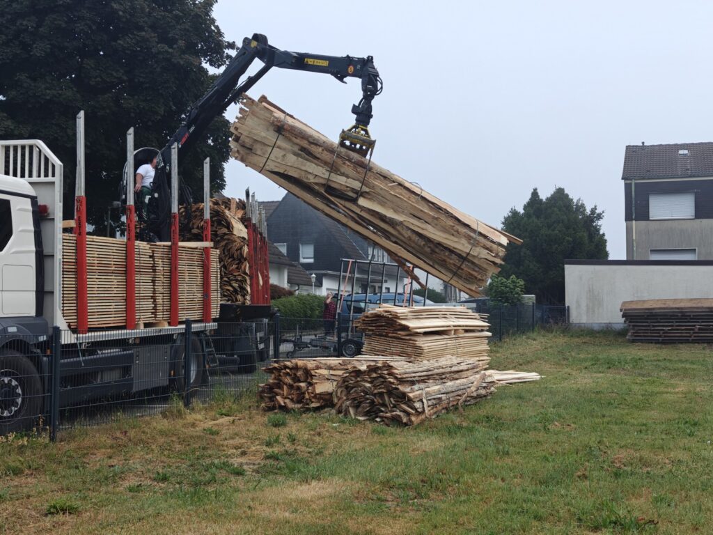 LKW auf dem Holz abgeladen wird