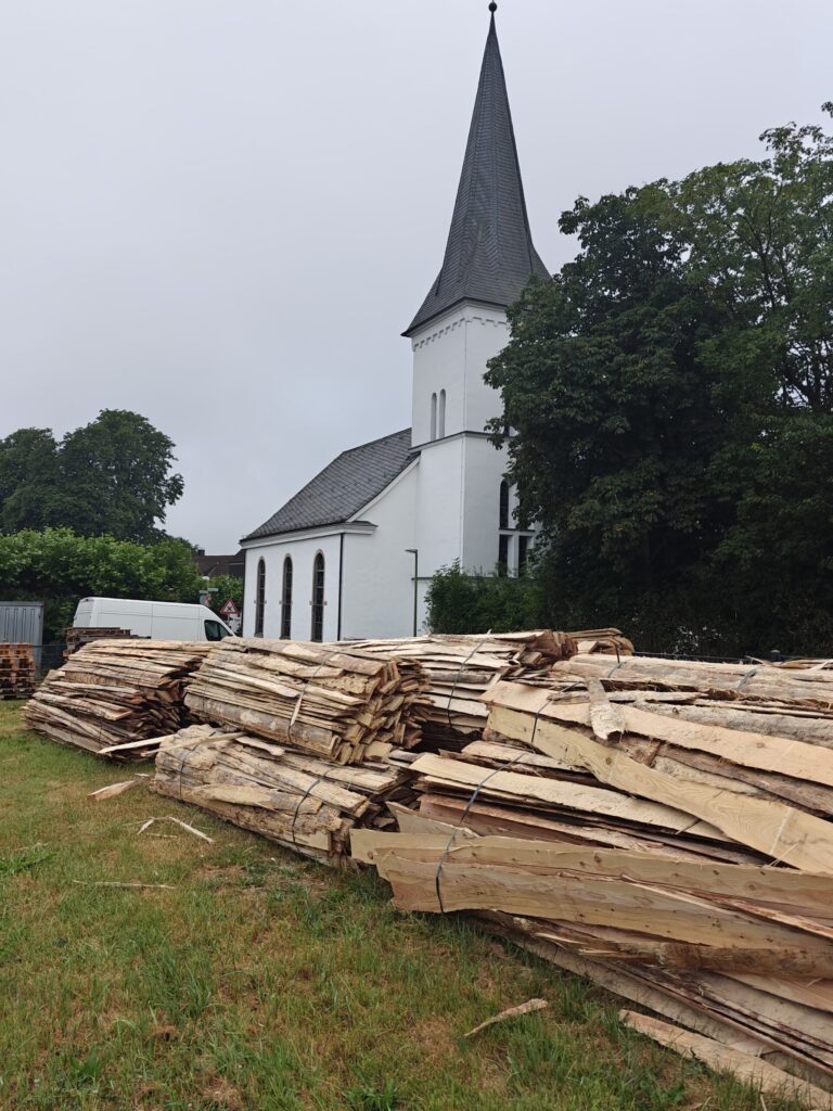 Holzstapel auf der Bauspielplatzwiese