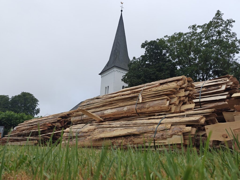 Holz auf der Beispielplatzwiese